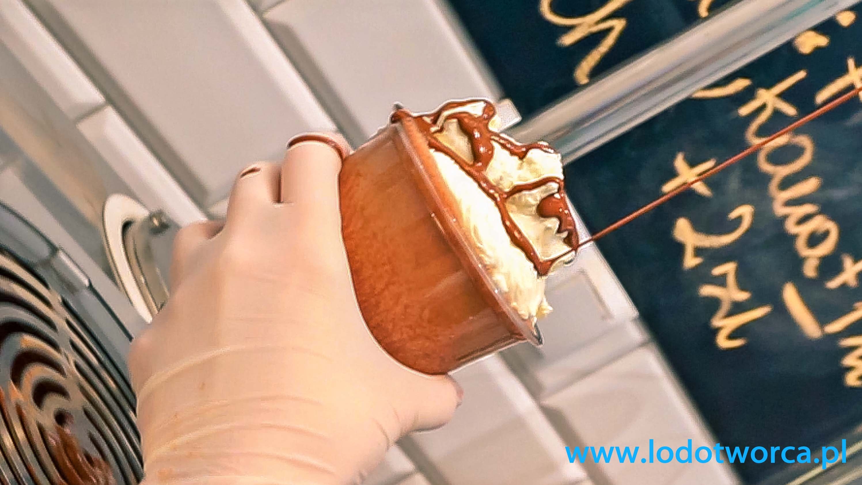 Lody Rzeszów lodziarnia Podkarpacie sorbety milk shake lody włoskie desery lodowe jogurteria gofry flurry lód lodziarnie smoothies shakes świderki granita lemoniada gelato rurki z kremem fit sandaes.jpg