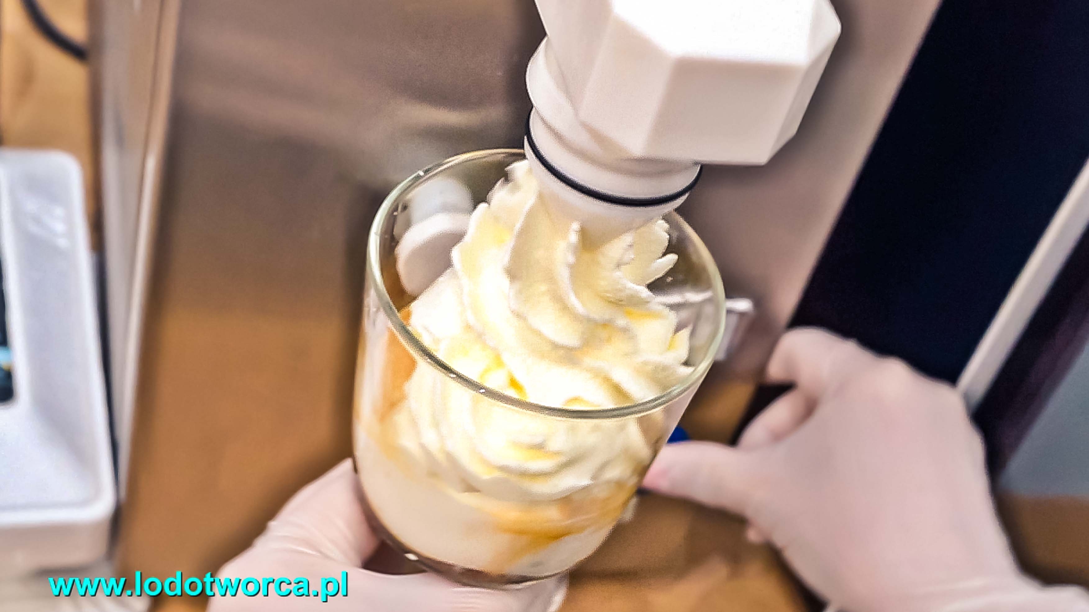 Affogato Rzeszów kawiarnia shake milkshake mrożonyjogurt lód włoski sorbet kawa cafe rurki z kremem deser lodowy bita śmietana soki frappe posypki polewy.jpg